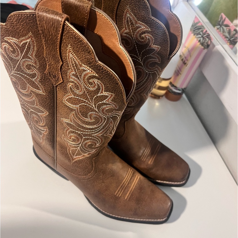 Women’s Round Up Square Toe Western Boot NWOT size 8 wide